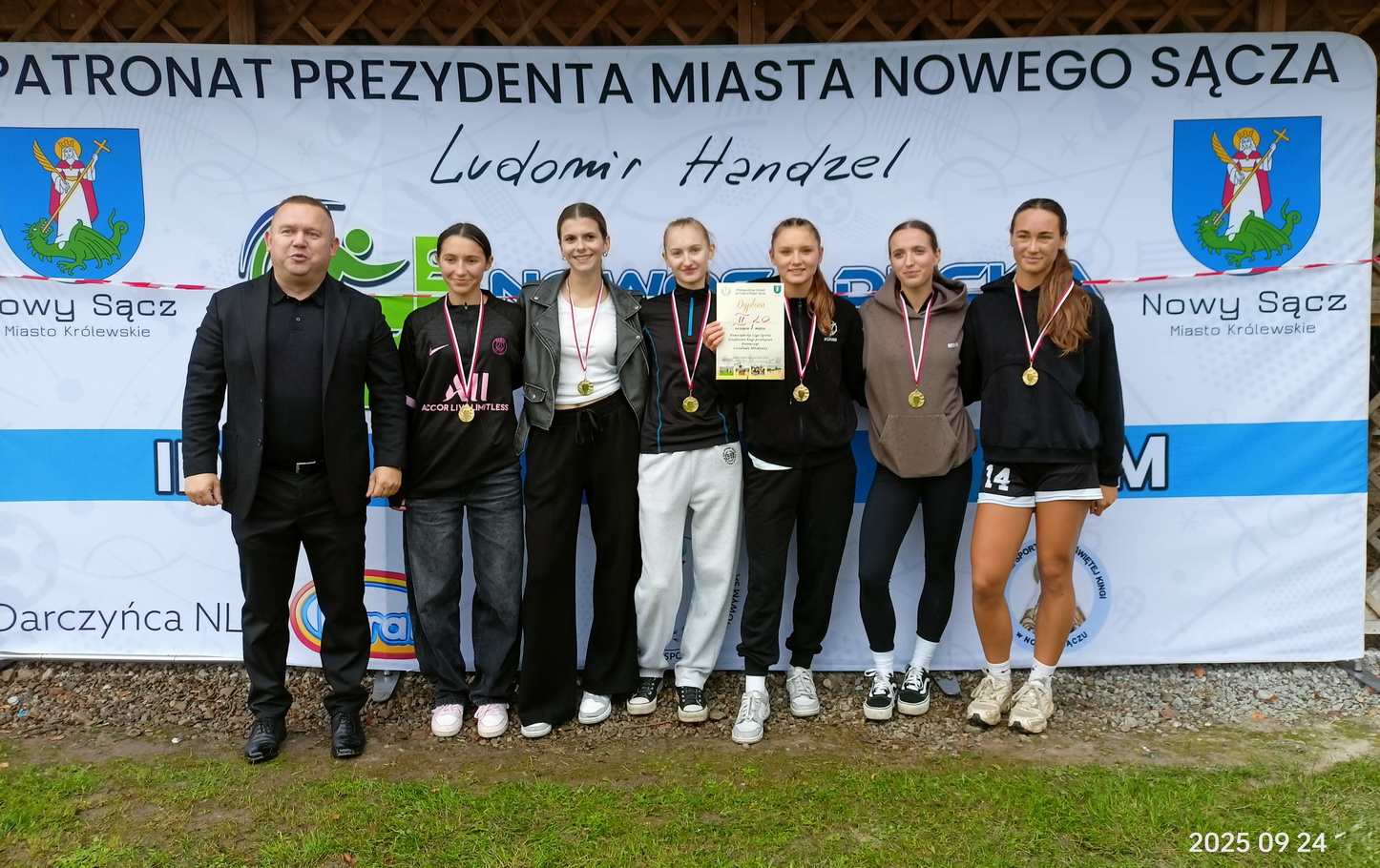 Zdjęcie tytułowe 3fd442e98-f940-457b-8a4f-643c8a35a19c.jpg w newsie Sztafetowe biegi dziewcząt (24.09.2025 r.)