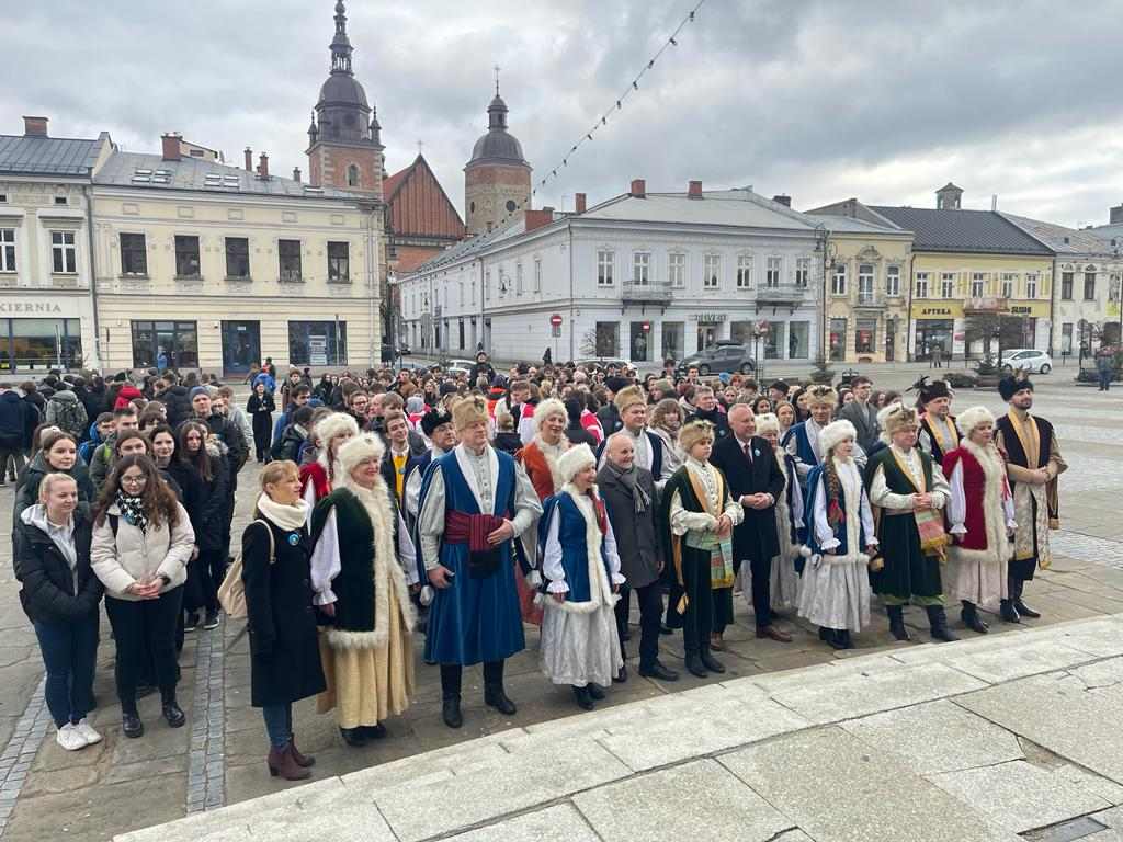 Zdjęcie tytułowe rynek-polonez-2024-1135b5d47f-f919-4561-bc8b-761228f9ba65.jpg w newsie Polonez na sądeckim rynku